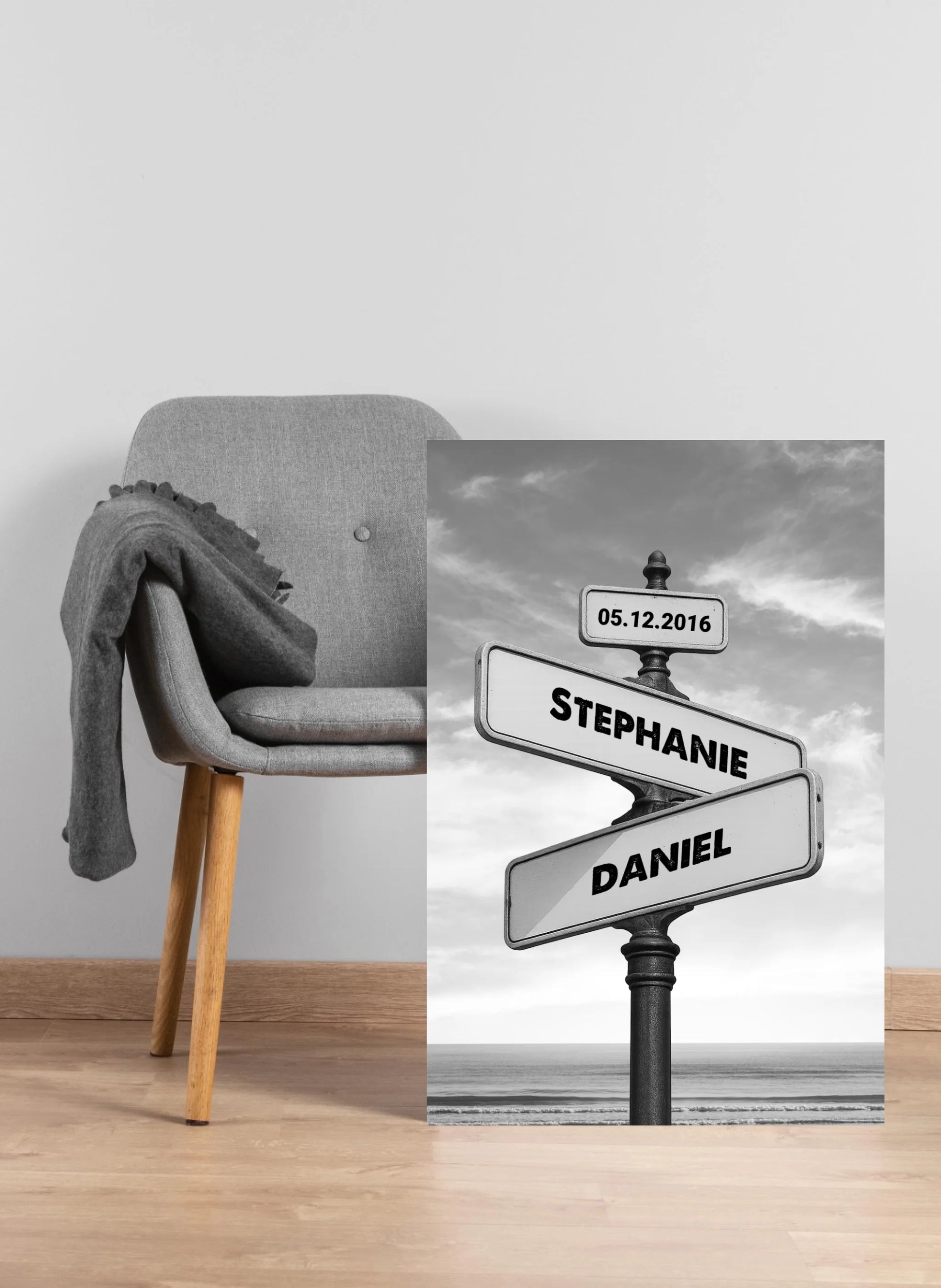 cadre-maquette-a-cote-de-la-chaise